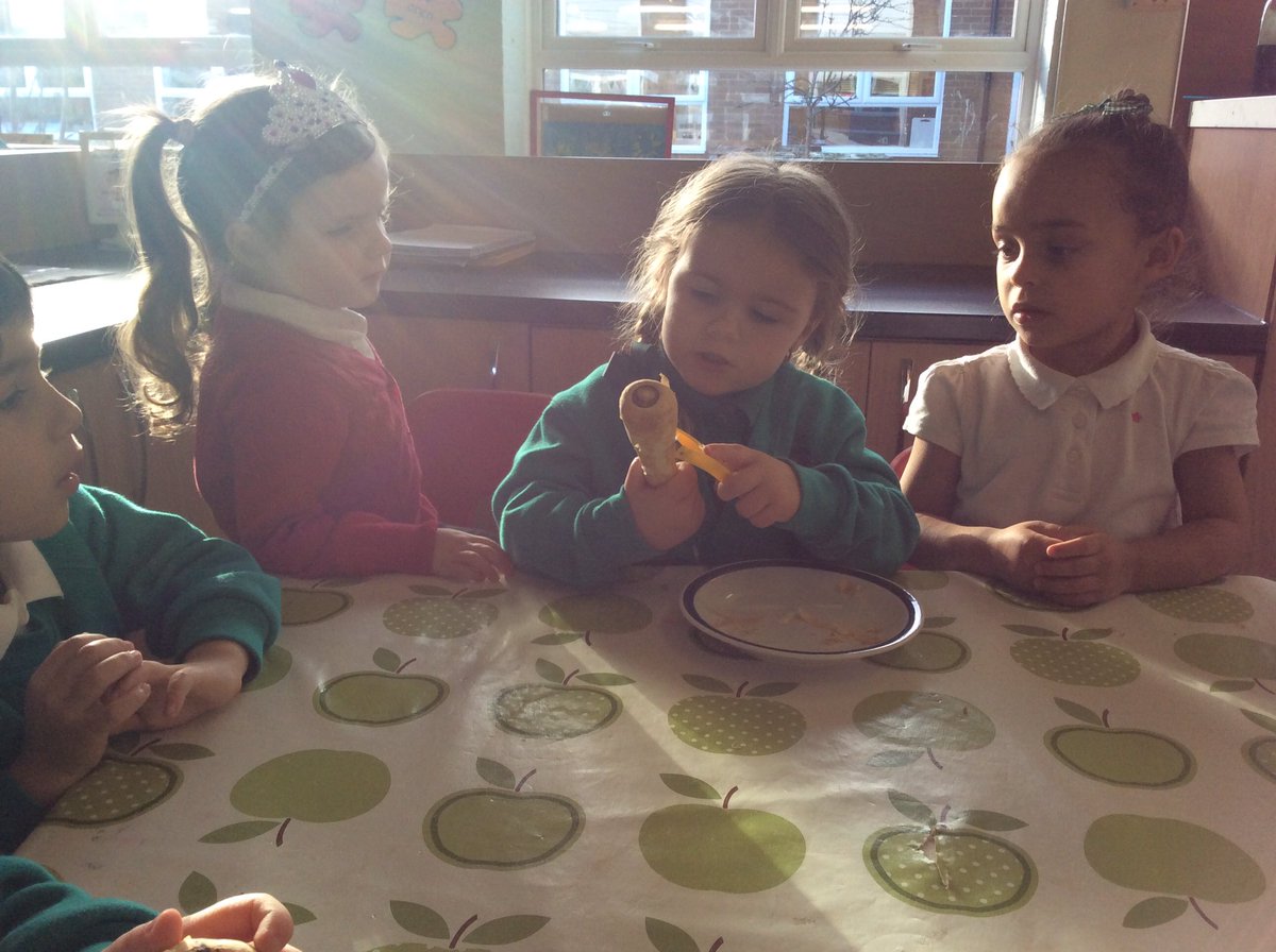 Springwood_Prm's tweet image. #springcardiff We have been peeling our vegetables today to put in our stew for our lunch! #springpd