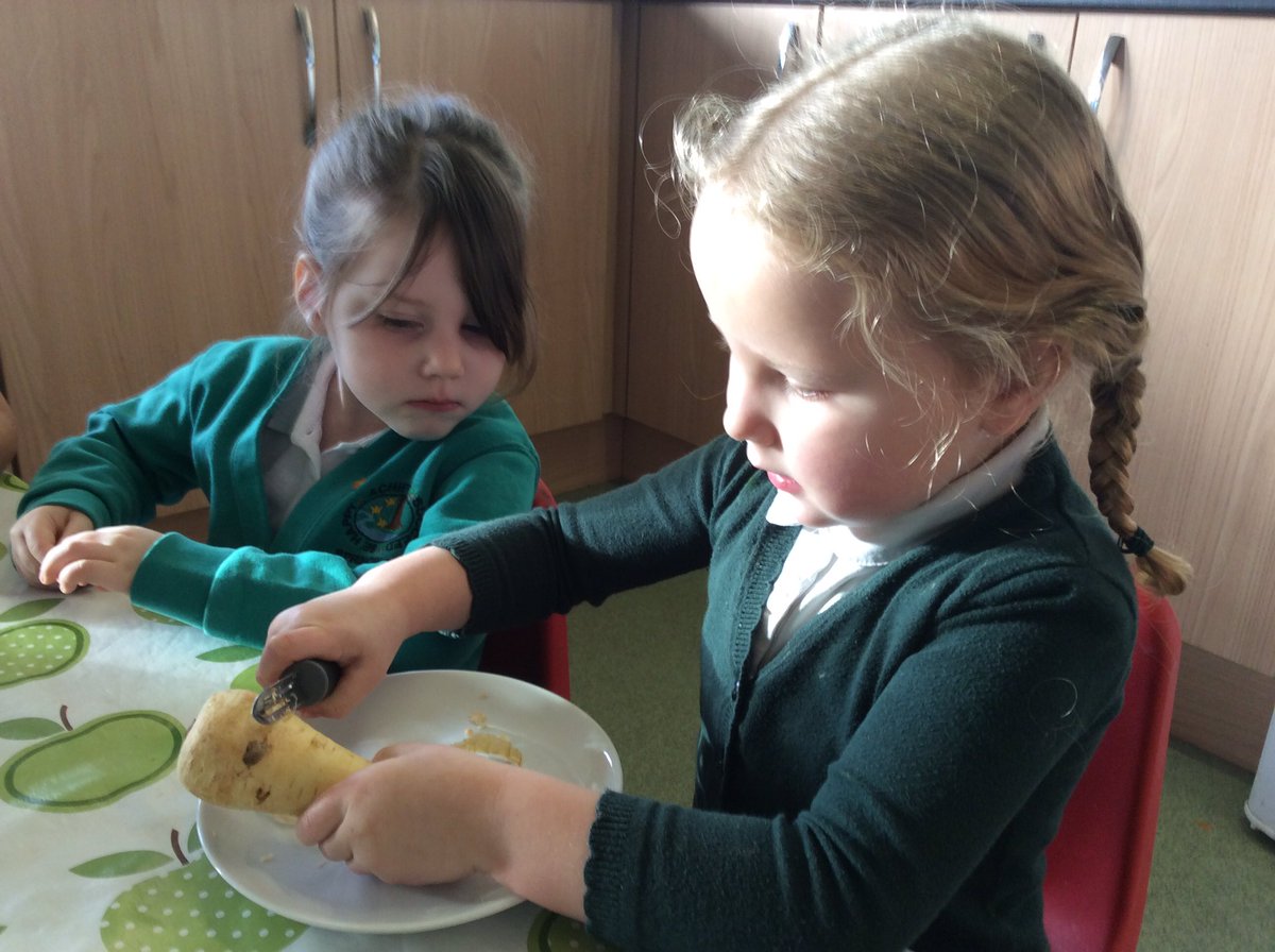 Springwood_Prm's tweet image. #springcardiff We have been peeling our vegetables today to put in our stew for our lunch! #springpd