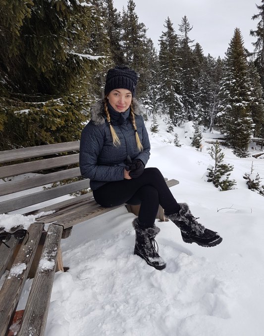 Went for a lovely long hike through the alps and did a bit of tobogganing today 😃 time for some fondue