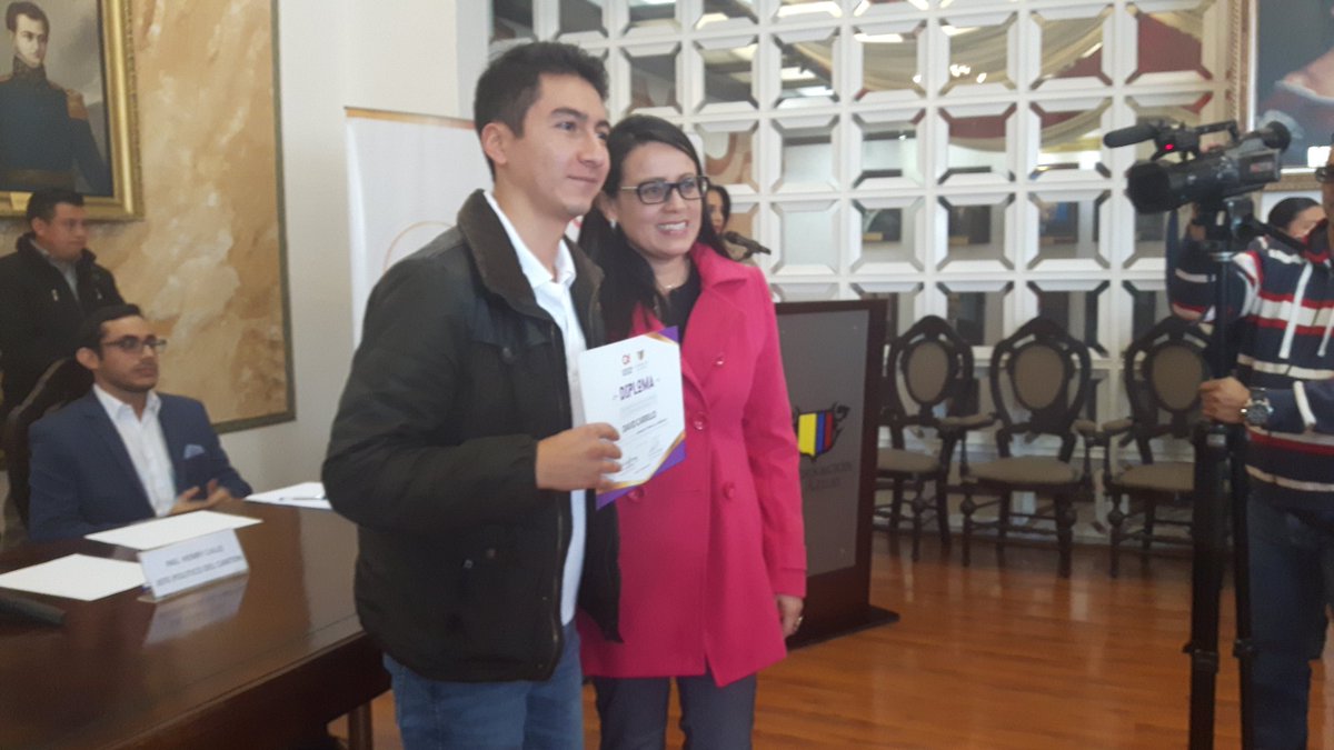 OrellanaCarlos_'s tweet photo. Participamos en entrega d reconocimiento a jóvenes creativos x sus propuestas para campaña #ModeraFest Disfruta la Experiencia @goberazuay https://t.co/59mskfh7C8