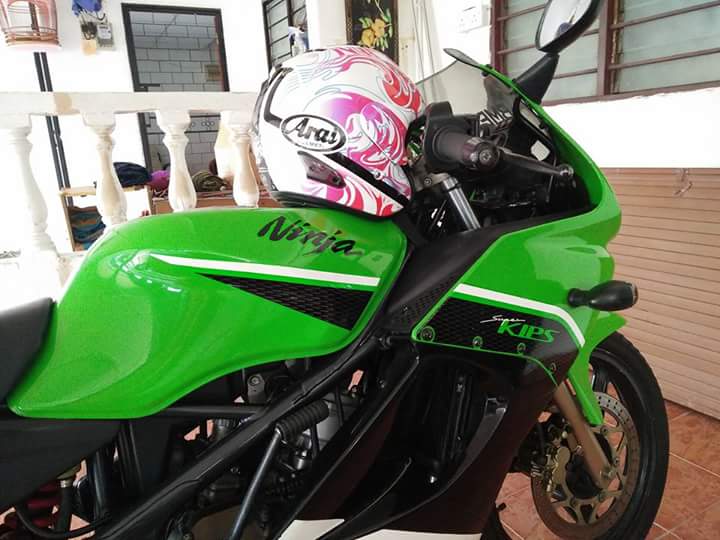 NazeriHazwan's tweet photo. Selamat malam peminat Arai Reptide Pink dan Kawasaki RR 150 2Stroke :)

#superkips #2strokelover #arai #reptidepink https://t.co/zrdOV2ZbB1