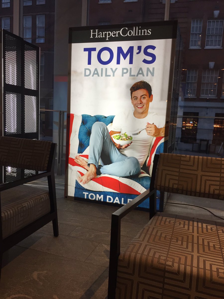MsLisaMilton's tweet photo. So pleased to find @TomDaley1994 in reception. #TomsDailyPlan and sales have increased this week #bestseller #4 #highestdebut #cookery https://t.co/Ymcr0fdrNF