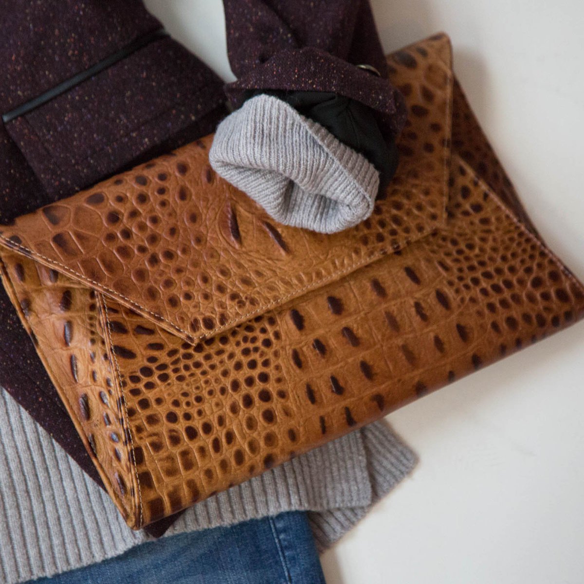 KeatonRow's tweet image. Desk to Dinner ready with our exclusive Keaton Row x @olivevehandbags clutch.