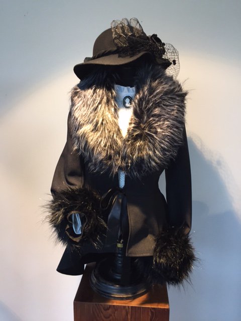Nu prachtige gelegenheidskleding van <a href="/joseduckers/">Jose Duckers Kleding</a> in onze etalage. #boerenbruiloft #gala #feestkleding #samenwerken