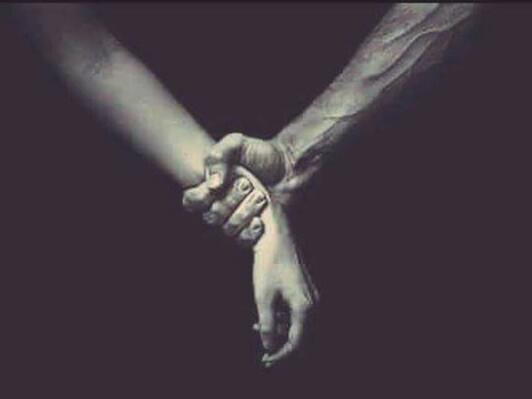 الماءُ مُراءٍ كبير 
لهذا لا يكسرُ صورة الليل حين يعكسها
وحدهُ عناقنا..... من يفعل
#عبدالله_بليجان