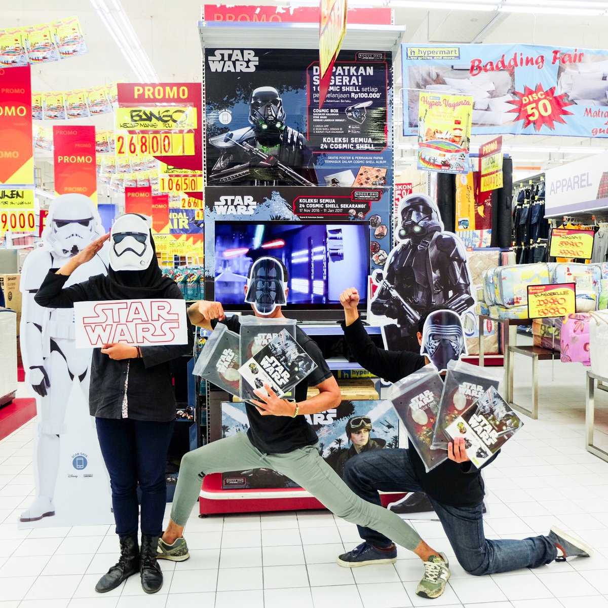 alvin_zani's tweet image. Seru2an bareng STARWARS! @hicard_id #hypermartstarwars #hypercosmicshell #hypermartLippoPlazaJogja #wefie yuk ikutan seru2an STARWARS!