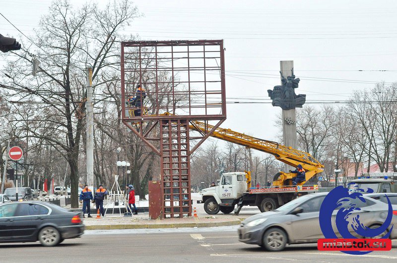 den_kazansky's tweet image. Антифашисты освободили Луганск от светодиодного экрана.
И правильно, зачем он нужен? Рекламы-то все равно больше нет