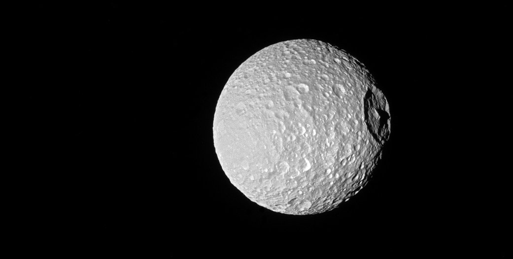 Gizmodo's tweet image. Saturn's "Death Star" moon looks spooky as hell in new Cassini photo gizmo.do/CJPZk1e