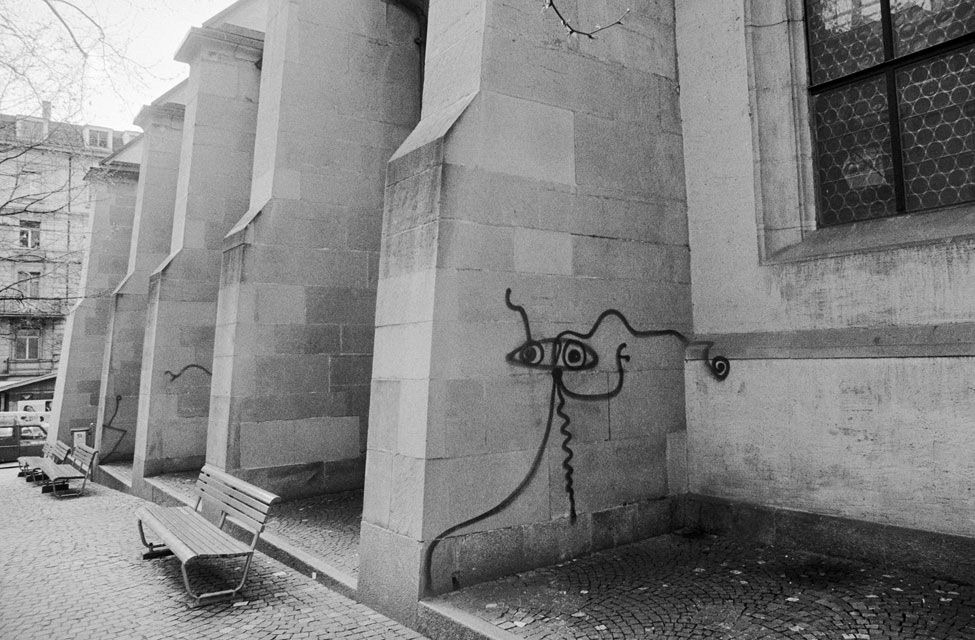 An der Predigerkirche in #Zürich hat HARALD #NAEGELI immer wieder seine #Graffiti gemalt, z.B. dieses vor Jahren. #Streetart. Foto©Keystone