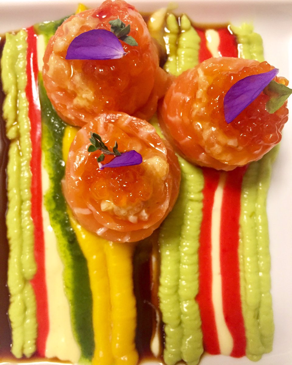 ValeriaAiroldi's tweet photo. #salmon is my #comfortfood 😌 @RCominardiChef you are an artist ❤ #fitfood #eatgood #healthy #foodart https://t.co/mJUuSwFkt7