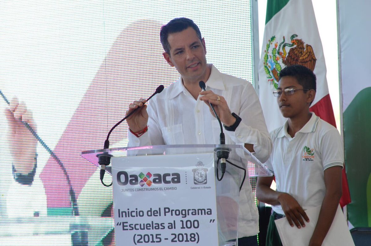 alejandromurat's tweet photo. Colocamos la primer piedra del Edificio B del plantel 38 del @CECyTEOaxaca, formando parte del proyecto @EscuelasAlCIEN. https://t.co/ycL2Gy1ov9