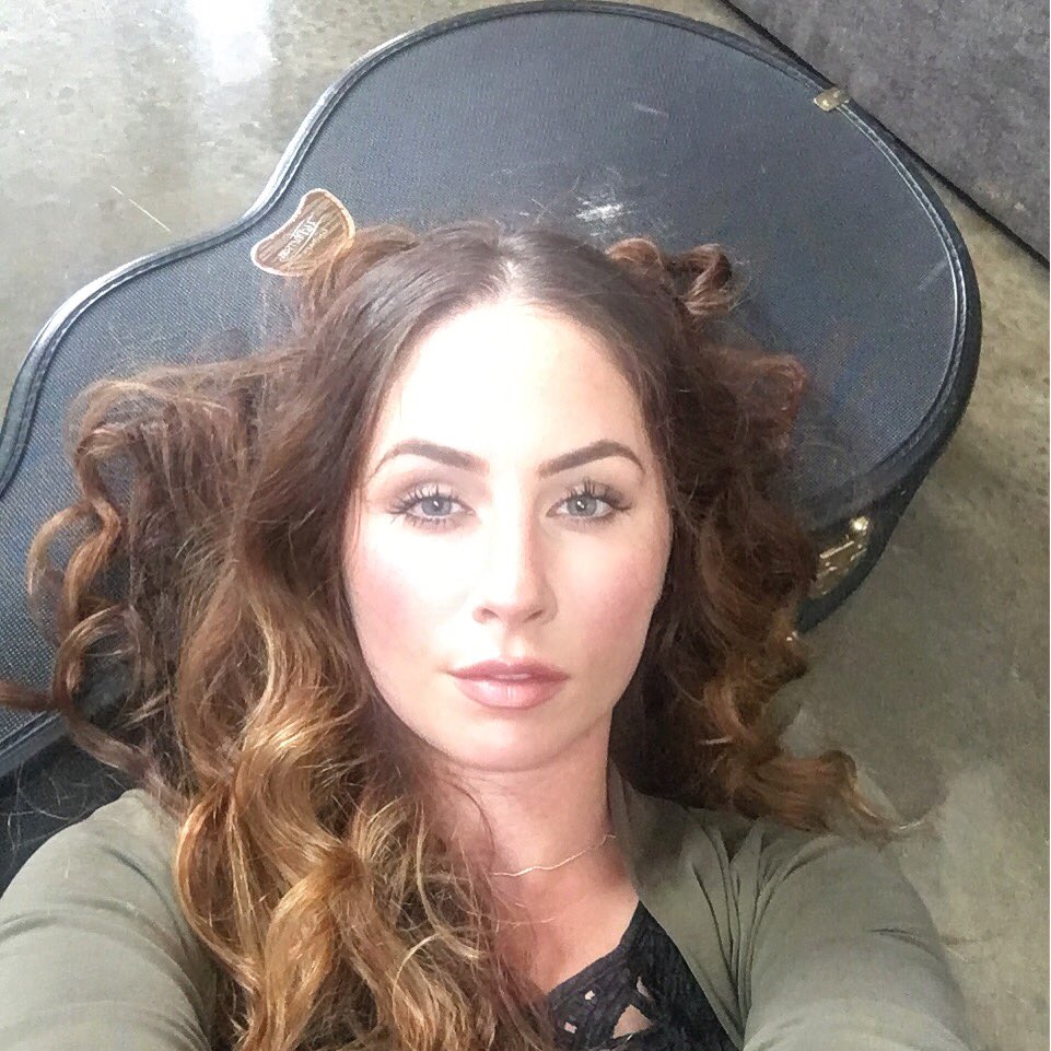 hannahblaylock's tweet photo. First meeting of the year for me and #oldred ignite! #🎸 #🔥 #letsdothis2017 #mcphersonguitars https://t.co/ORydJmbUw9