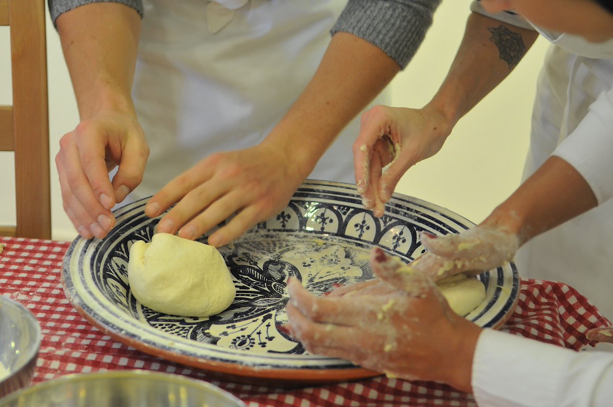 BlueDoorCuisine's tweet photo. Cooking in Morocco is a community project - from the kitchen to the neighborhood oven ("fouran"). #MoroccanFood #MoroccanBread #Khobz❤️️ https://t.co/5Nj1yYpfmQ