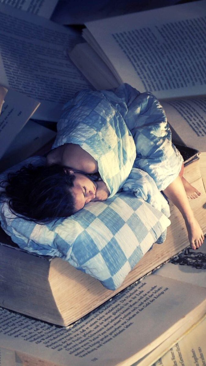 Видящая во снах книга. Классические книги эстетика. Стопка книг. Старые книги во сне. Старые книги во сне.