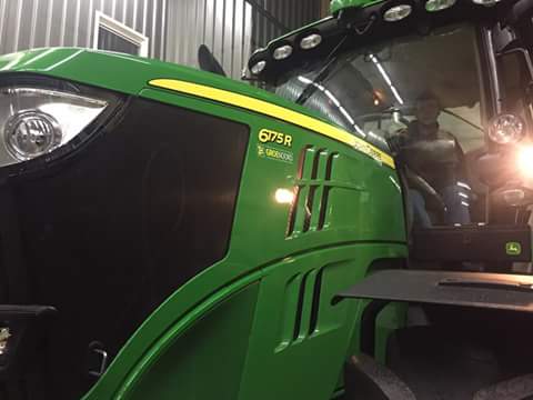 Vandaag onze John Deere 7810 ingeruild voor een nieuwe John Deere 6175R. Onze ingeruilde 7810 mag na 21.000 diensturen met  "pensioen".