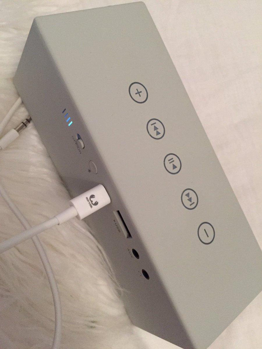 ChelsMFeeney's tweet photo. @freshnrebel brand new Rox box doesn't want to charge, blue tooth won't work either help 😩 https://t.co/hkOavnHSsv