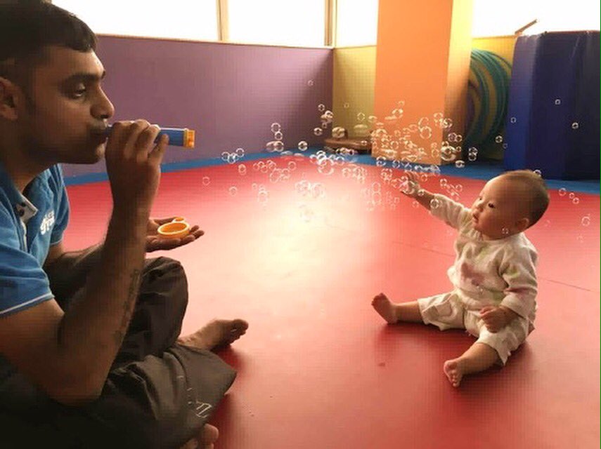 TLG_India's tweet photo. Building hand eye coordination #toddlers #parentchildclass #thelittlegymindia #gymnastics @TheLittleGym https://t.co/CBPdfSVOgj
