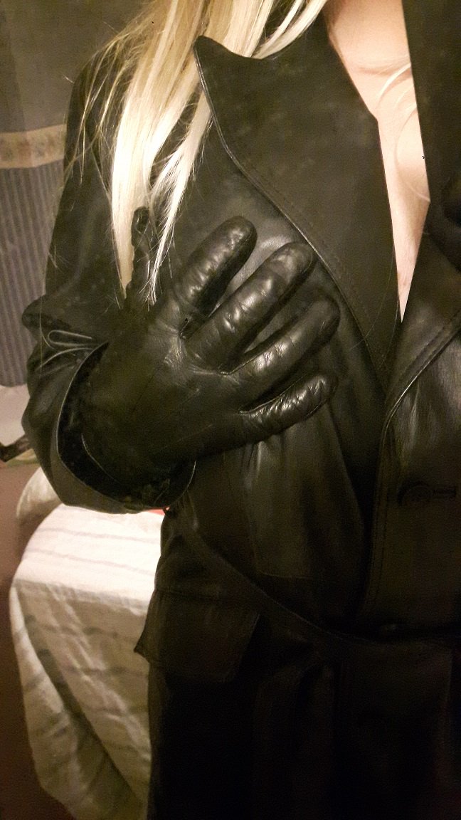 leathertrinity's tweet image. My leather trenchcoat makes me feel so sexy, Hope you like it as much as I do. 😚😚😊. X