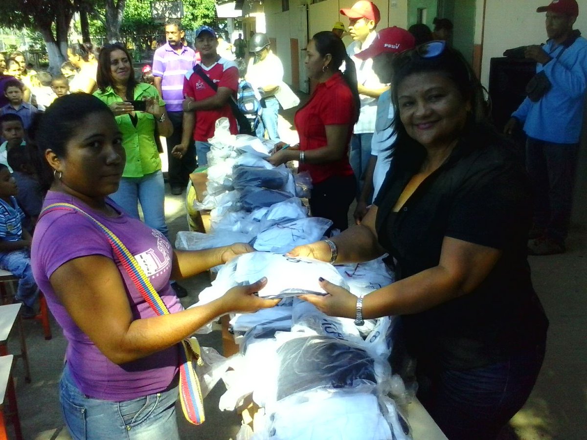 MunicipioEscn01's tweet photo. Entrega De Uniforme Escolares En La E.P.B Buena Vista Del Municipio (Achaguas) Apure La Revolución Avanza https://t.co/BzyN4dm3J9