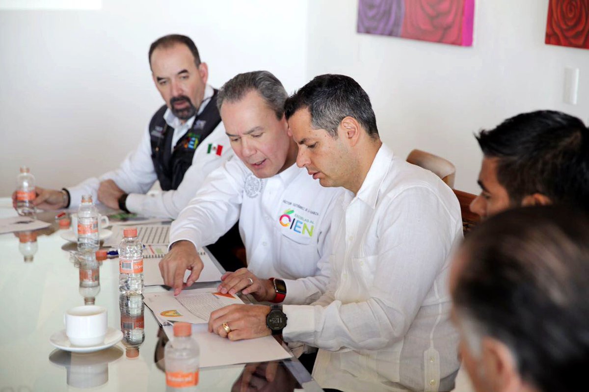 alejandromurat's tweet photo. Hoy, junto a @HectorHGutierre, lanzamos el programa #EscuelasAlCien en Huatulco, reafirmando nuestro compromiso con la educación pública. https://t.co/RUe7G2ZmtL