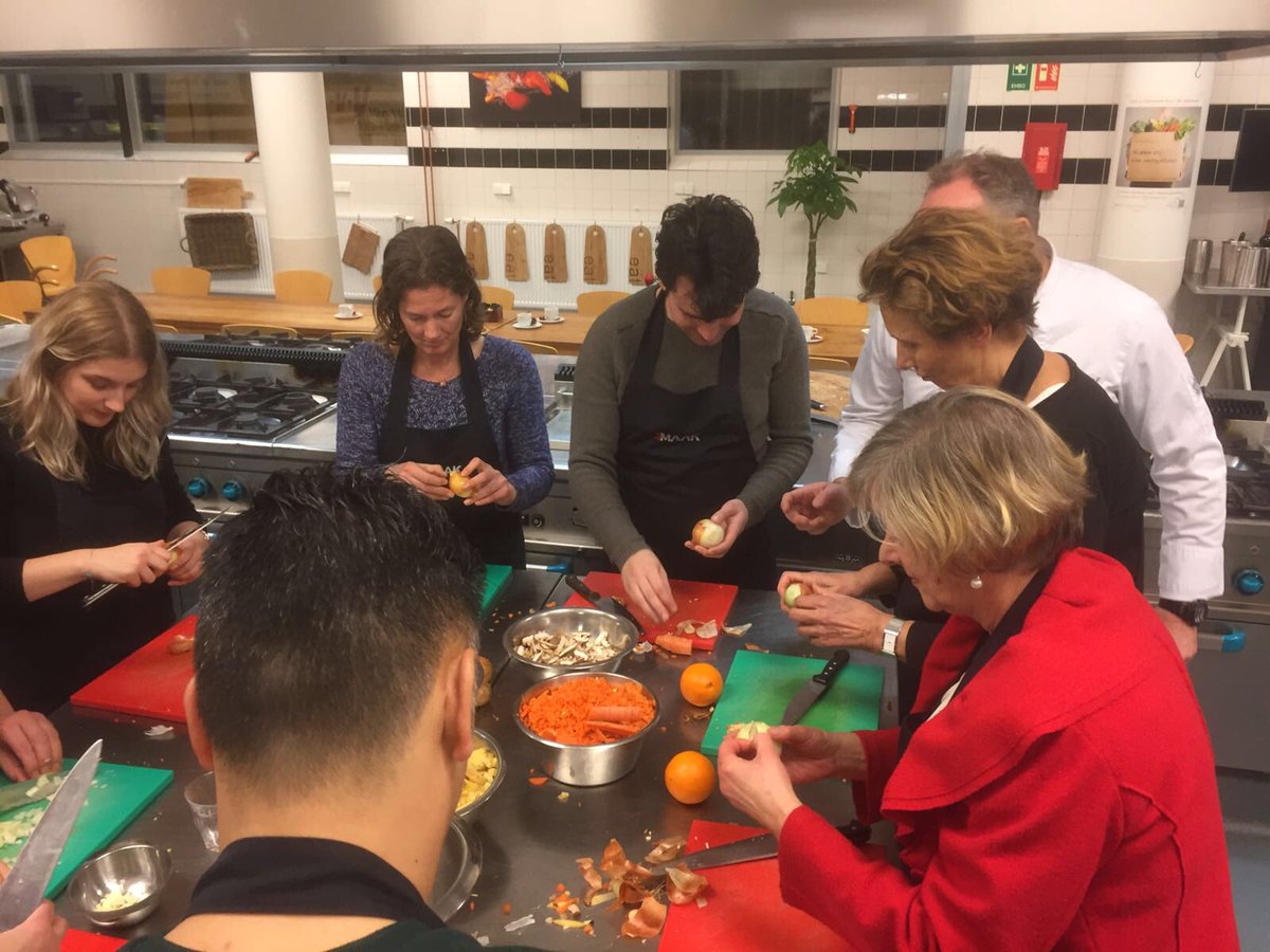 Eerste les basiskookcursus in keukens van <a href="/smaaknederland/">Smaak Nederland</a> Snijtechnieken.... volgende week groenten op program #kookstudio