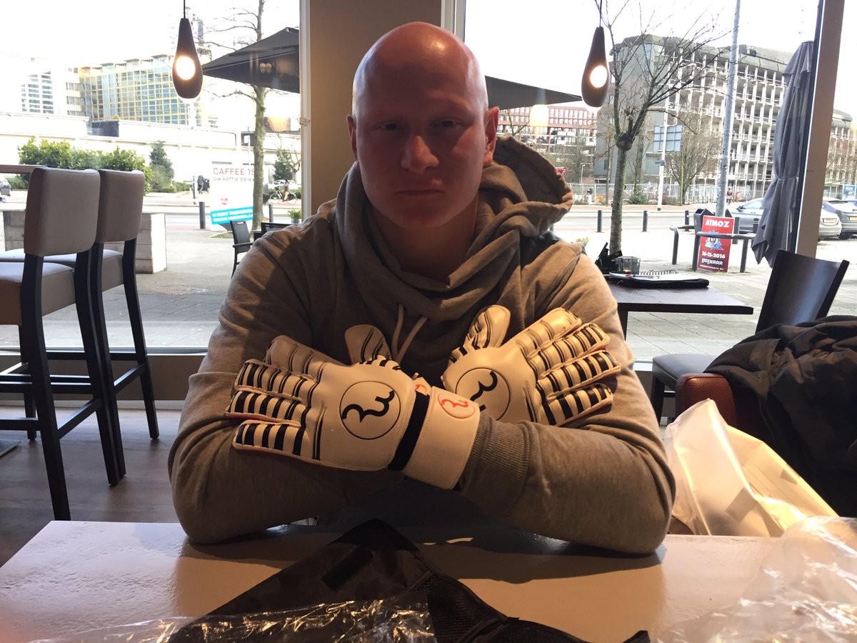 RWLK2016's tweet photo. #goalkeeper Tom is gewoon heel erg blij met zijn nieuwe keepershandschoenen! https://t.co/3A0fhndrq1