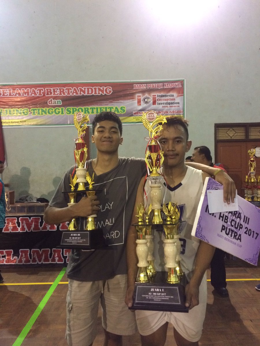 RWarriors_LS's tweet photo. Lhoh? Kapten kita kok bawa piala ke 3? Jangan khawatir ya, kak @GereethMangimbu ini kmrn kalah dengan adiknya @m_gregore27 di semifinal!! https://t.co/qqo3h2kkhA