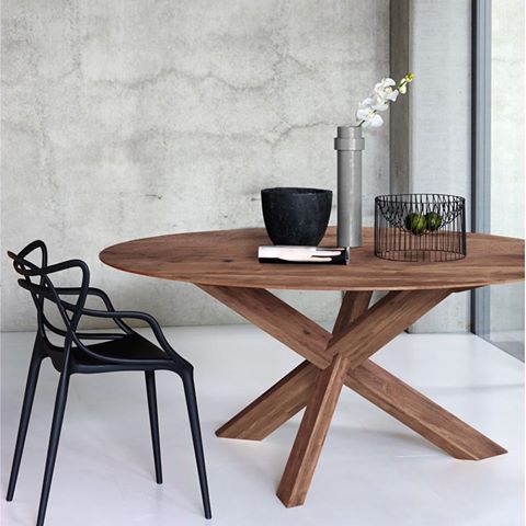 FurntasticUK's tweet image. Circle oak dining table finally is here in walnut! Browse the all at buff.ly/2jo4vTd #walnutdiningtable #circlediningtable