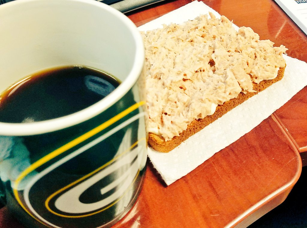 chelsea_gartner's tweet photo. #Lunchtime #3daydiet #yum #vegasdiet #goingtovegas #coffee #tuna #wholewheattoast https://t.co/qQvZAZ1NHJ