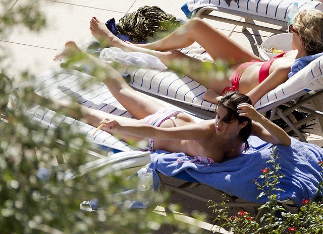 Elizabeth_May25's tweet photo. Selena Gomez sunbathing showing butt-crack and boobs. Enjoy! #selenagomez #buttcrack #asscrack #topless #boobs #nude #sexy #hot #selena #enf https://t.co/Tn5lkkoM99