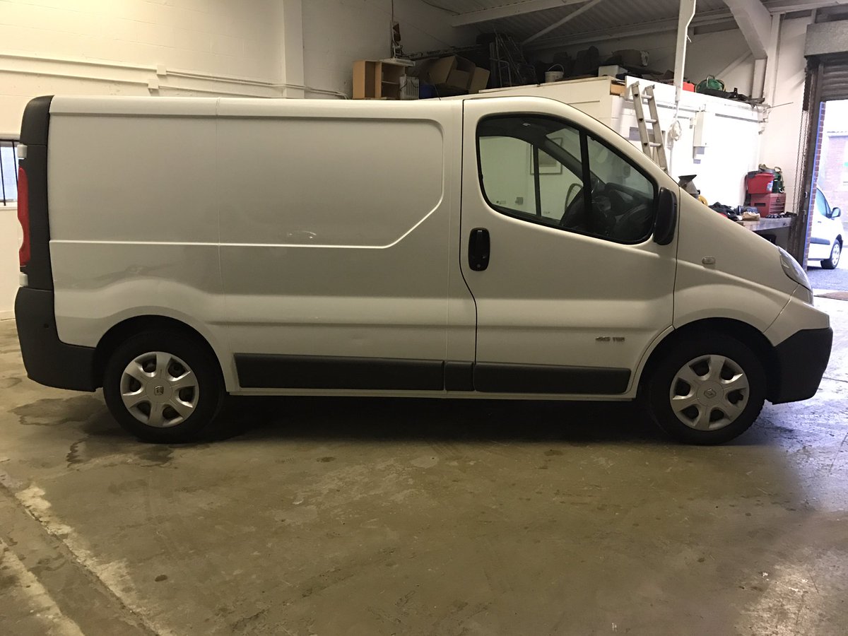 cropredyvans's tweet photo. For sale. 12 plate Renault traffic 115ps. swb. 76k. Air con. sat nav. £5700 plus vat. Part ex welcome. https://t.co/U7dEGxvWJX