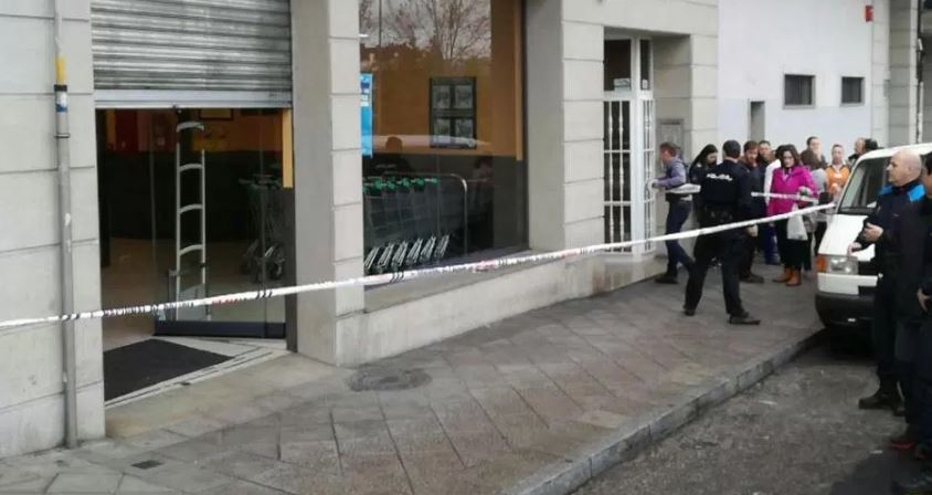 FranceNews24's tweet image. #Espagne👉"L'attaquant du supermarché #Mercadona hurlant 'Allahu Akbar' a été arreté, pas de blessés." #AsLagoas #Ourense #Terrorisme #Islam