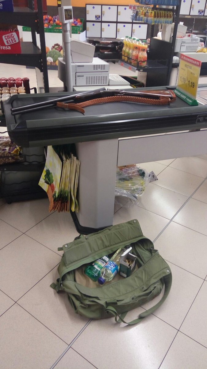 El_Faro_Verde's tweet image. Un joven con problemas mentales entra a tiros y portando pólvora al #Mercadona de #AsLagoas
👉laregion.es/articulo/ouren… 👇