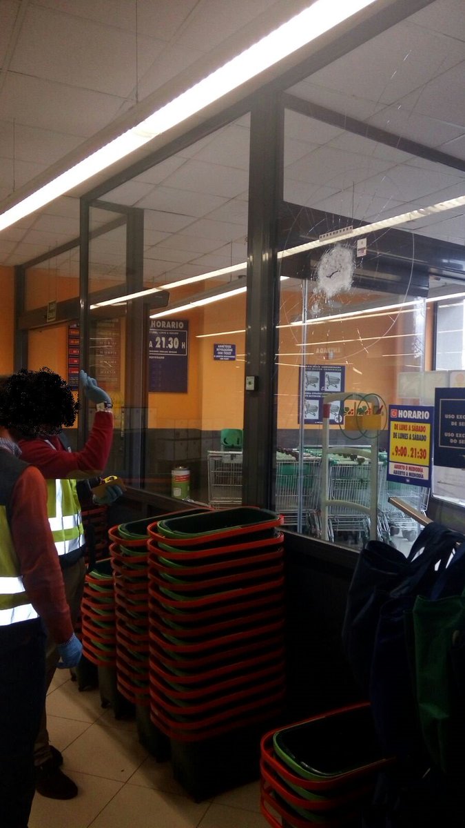 El_Faro_Verde's tweet image. Un joven con problemas mentales entra a tiros y portando pólvora al #Mercadona de #AsLagoas
👉laregion.es/articulo/ouren… 👇