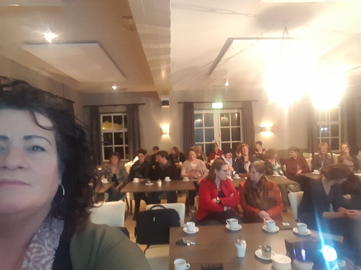 Hier zit aantal boerinnen dat niet weet dat je via #Socialmedia veel bereik kan hebben. Bewijs t tegendeel en RT. Laat ze de wereld overgaan