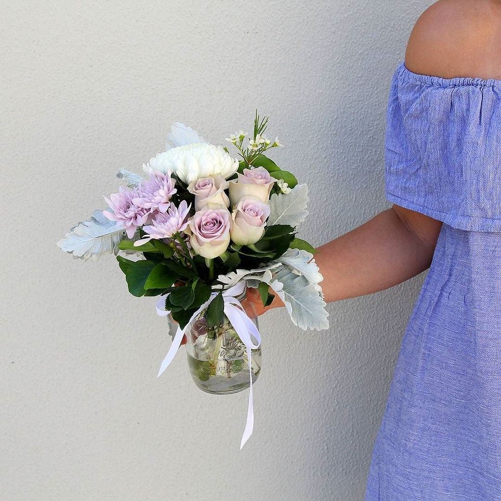 Sometimes all you need is a little jar of pretty blooms. 😍 ift.tt/2ihihpP