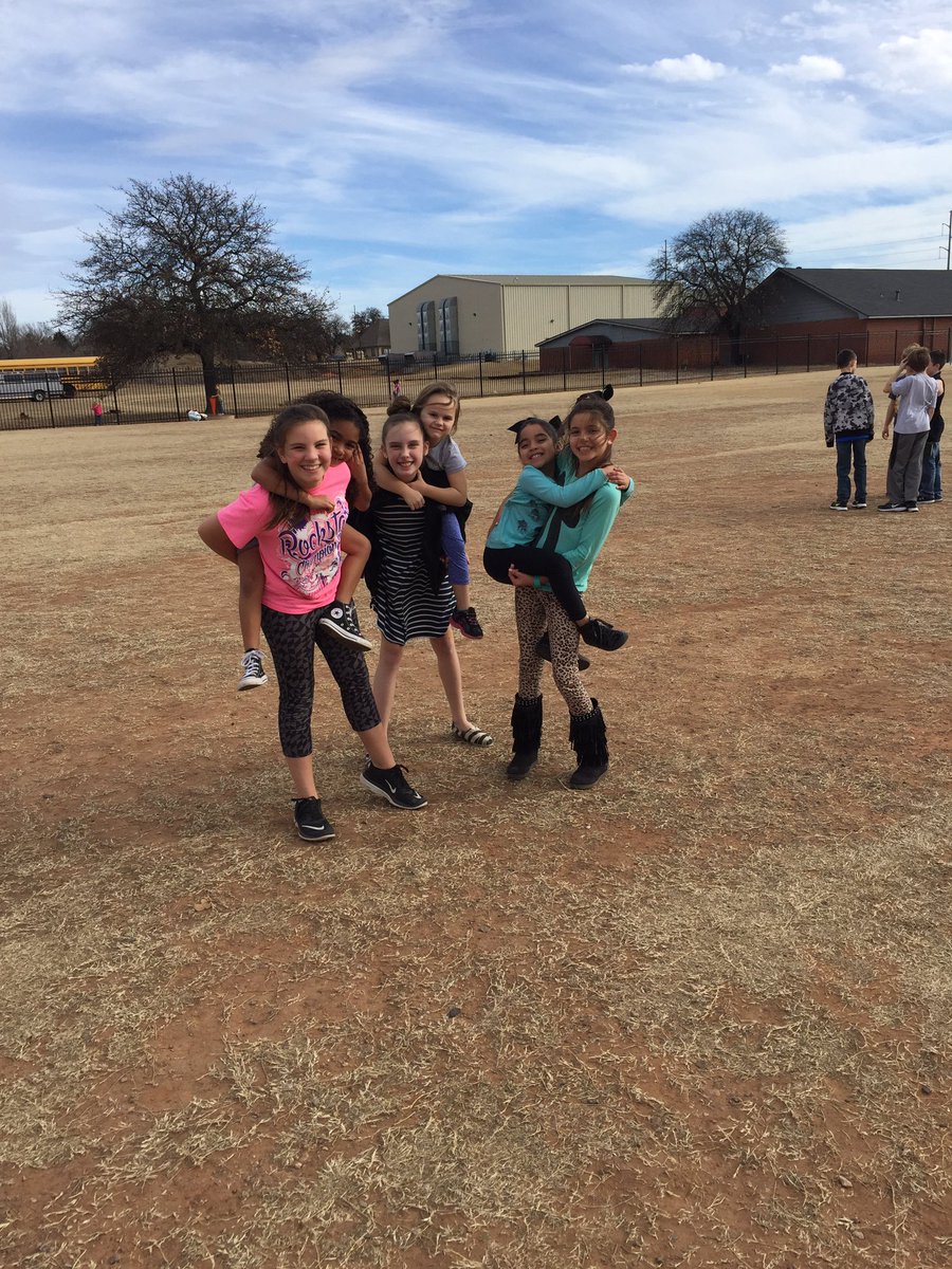 LeslieLoliver's tweet photo. Some things are just better with Kindergarten!  #❤ourbuddies https://t.co/dtiPMtC9RV