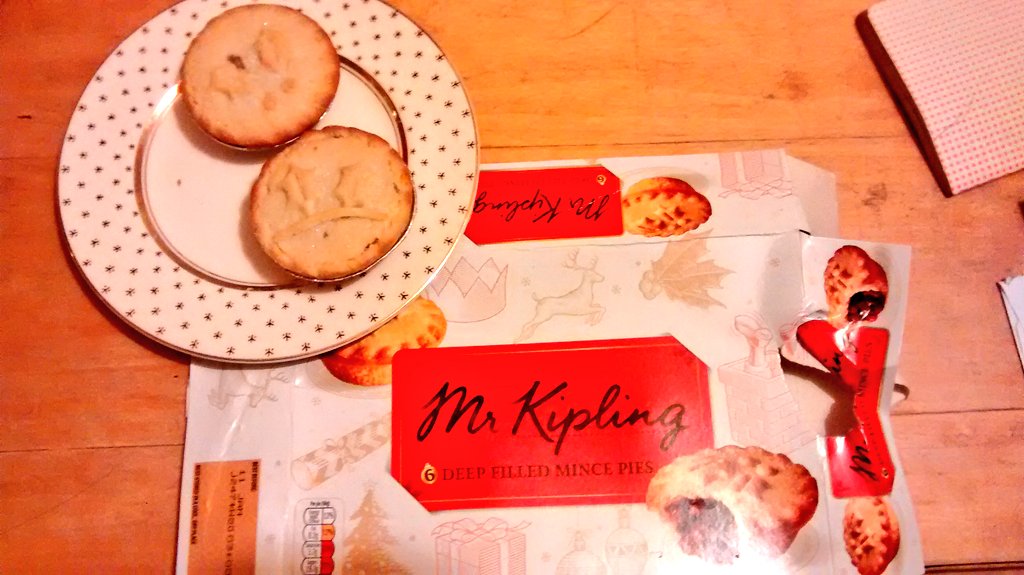 @mrkiplingcakes what's all this about? I know it's past the festive season but this is a miserable mince pie!