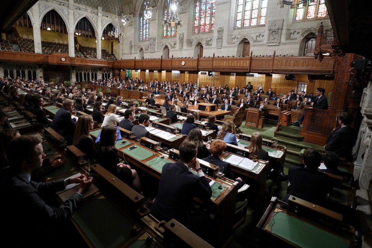 PMcanadien's tweet photo. Le PM Trudeau s'adresse à de jeunes délégués engagés et passionnés de politique lors du Queen's Model Parliament. https://t.co/H6zPdwOdQN