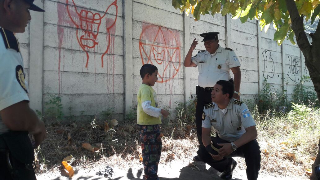 Bvasquez_pl's tweet photo. Niños de El Búcaro y la Isla, zona 12, Villa Nueva, se unen a la PNC para pintar paredes en donde habían grafitis hechos por mareros. https://t.co/d7JLoV5ho3