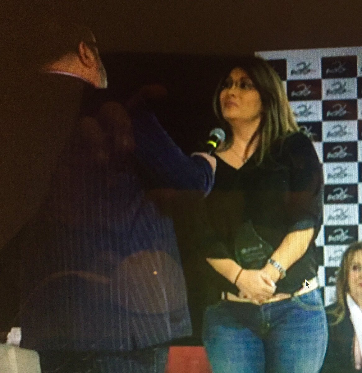 fredylobato's tweet photo. Esposa de @fevillavicencio recibe reconocimiento a su esposo.Su denuncia hace más q fiscalzación política #ElPoderdeExpresarte #LanataEnUdla https://t.co/Cd67Z0sa70