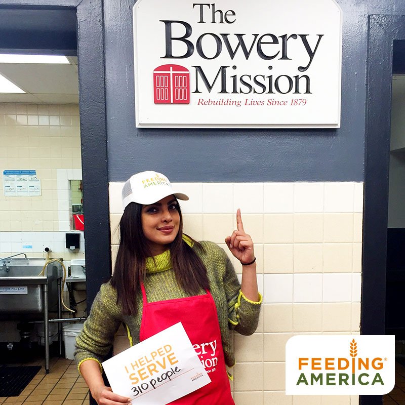 FeedingAmerica's tweet image. .@priyankachopra helped fight hunger w #FeedingAmerica by serving dinner to folks in need. In just 1 hour you could serve 310 people too!