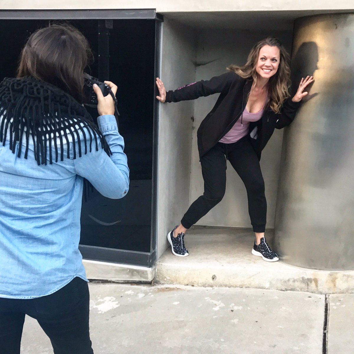 StressMonkee's tweet image. Sneak peak at @SKECHERSUSA photo shoot-taking over their blog for a day🎉Get ready!!
#StressMonkee #Skechers #BlogTakeover #CheckOutMyShoes