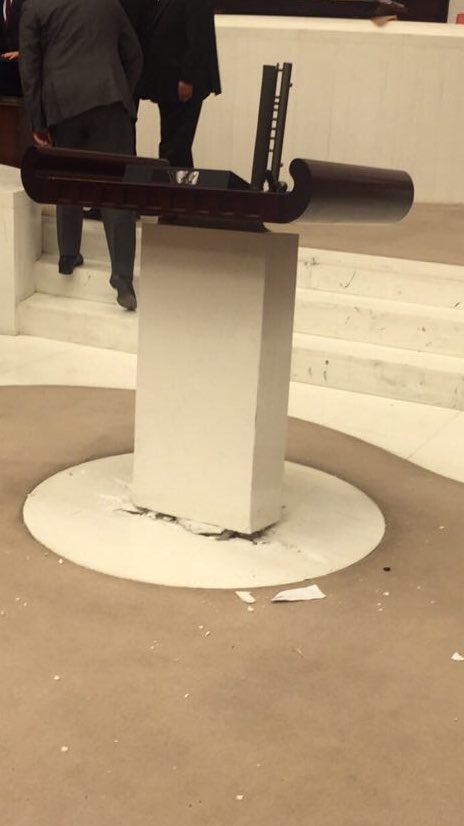 Gecenin 3'ünde Meclis'in yetkilerini Saray'a devredenlere karşı milletin kürsüsünü savunduk AKP kürsüyü söküp Saray'a götürmeye kalktı.