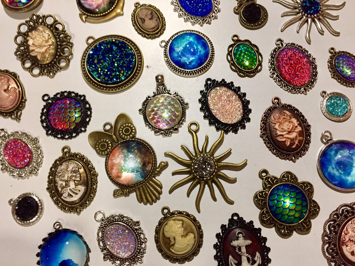 Junque_Trunk's tweet photo. New pendants for 2017! #junqueinthytrunk https://t.co/ck6MBCHzJi