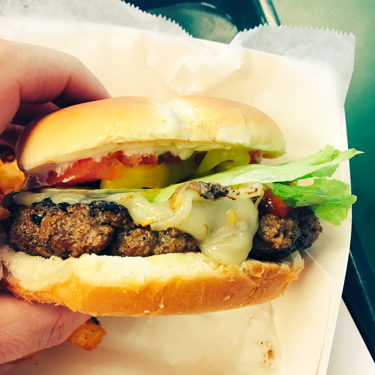 Maj_TJ_Geary's tweet photo. One of best burgers in town. Nice guy too. If you haven't tried Steve's Classic Burgers on St. Andrews, you're missing out. π€π#BestofCola https://t.co/MDGjZIQzqw