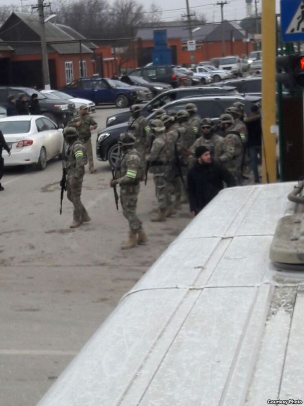 ChechenCenter's tweet image. СРОЧНО! РУССКИЙ ТЕРРОР ПРОДОЛЖАЕТСЯ. В оккуп. Чечении (в Курчалое, Шали, Цоци-эвле) массовые облавы молодежи, задержанны ~100, есть убитыe.