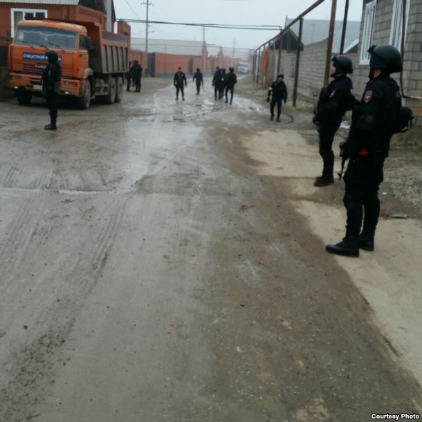 ChechenCenter's tweet image. СРОЧНО! РУССКИЙ ТЕРРОР ПРОДОЛЖАЕТСЯ. В оккуп. Чечении (в Курчалое, Шали, Цоци-эвле) массовые облавы молодежи, задержанны ~100, есть убитыe.