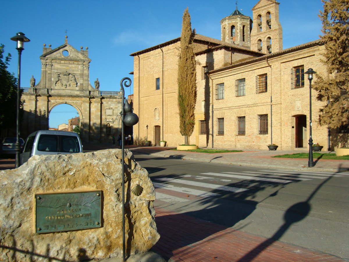 sahagunleon's tweet photo. Enterramientos del Rey Alfonso VI y su esposa Constanza, entre otras, en la Real Capilla de Santa Cruz de Sahagún #ElFinalDelCamino https://t.co/pofZkZ1vCm