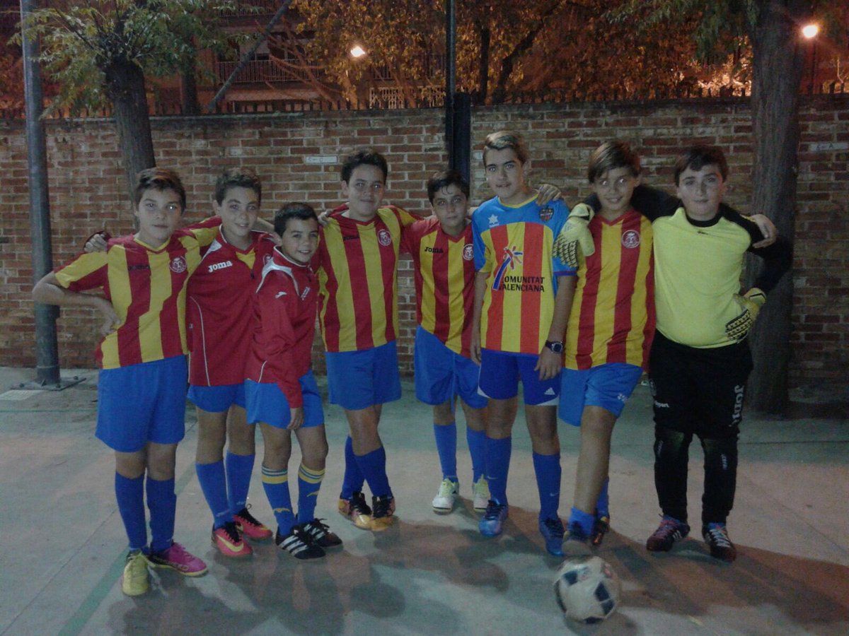 baildeport's tweet photo. Equipo infantil de fútbol sala del colegio pureza de maria cid. https://t.co/QUf4PnE1Vt